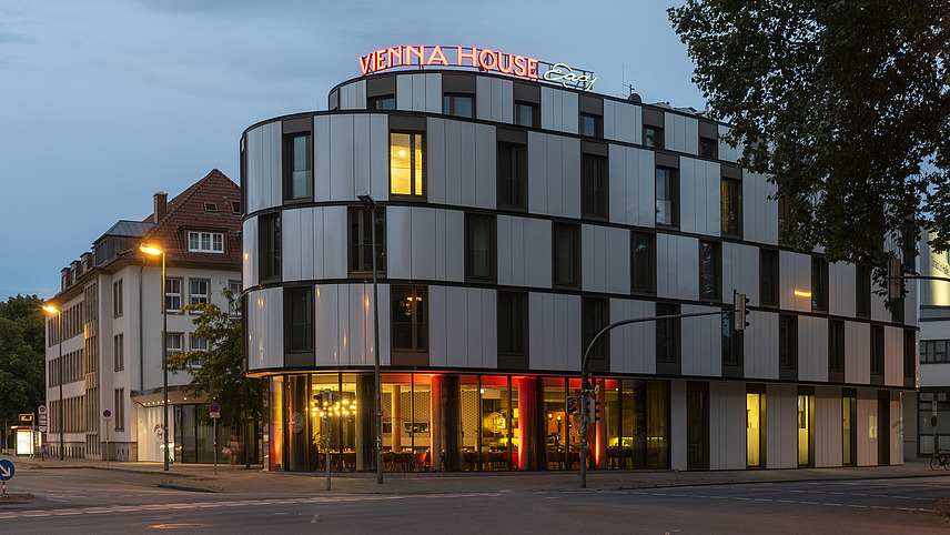 Vienna House Easy by Wyndham in the evening