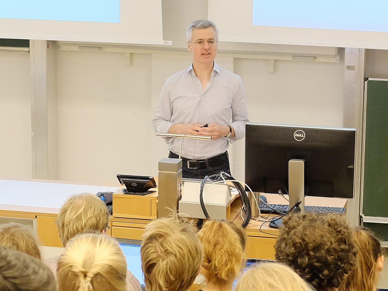 Dr. habil. Roland Lippuner and students in the lecture hall