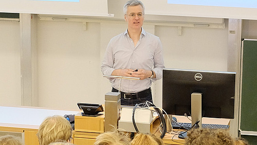 Dr. habil. Roland Lippuner und Studierende im Hörsaal