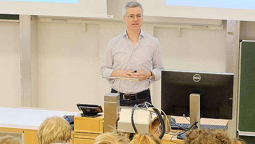 Dr. habil. Roland Lippuner and students in the lecture hall