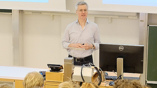 Dr. habil. Roland Lippuner und Studierende im Hörsaal