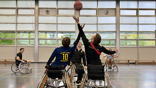 Zwei Rollstuhlbasketballspieler beim Anpfiff.