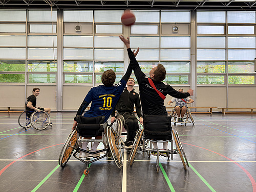 Zwei Rollstuhlbasketballspieler beim Anpfiff.