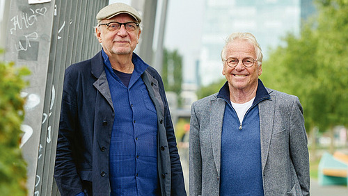 Zwei Männer schauen in die Kamera