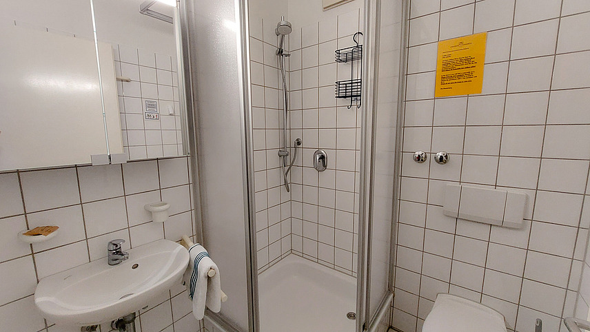 Bathroom apartment 4 with washbasin, mirror cabinet, shower and toilet