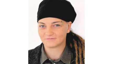 Melanie Trypke vor einem hellen Hintergrund