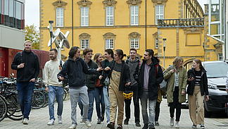 Eine Gruppe Studierender vor dem Geographie Institut 