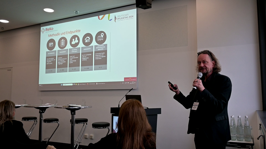Prof. H&uuml;lsken-Giesler pr&auml;sentiert Forschungsergebnisse aus dem Innovationsfondsprojekt "ReKo" auf dem deutschen Pflegetag