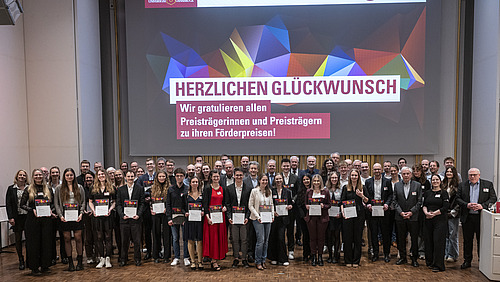 Eine Gruppe von Menschen auf einer B&uuml;hne.