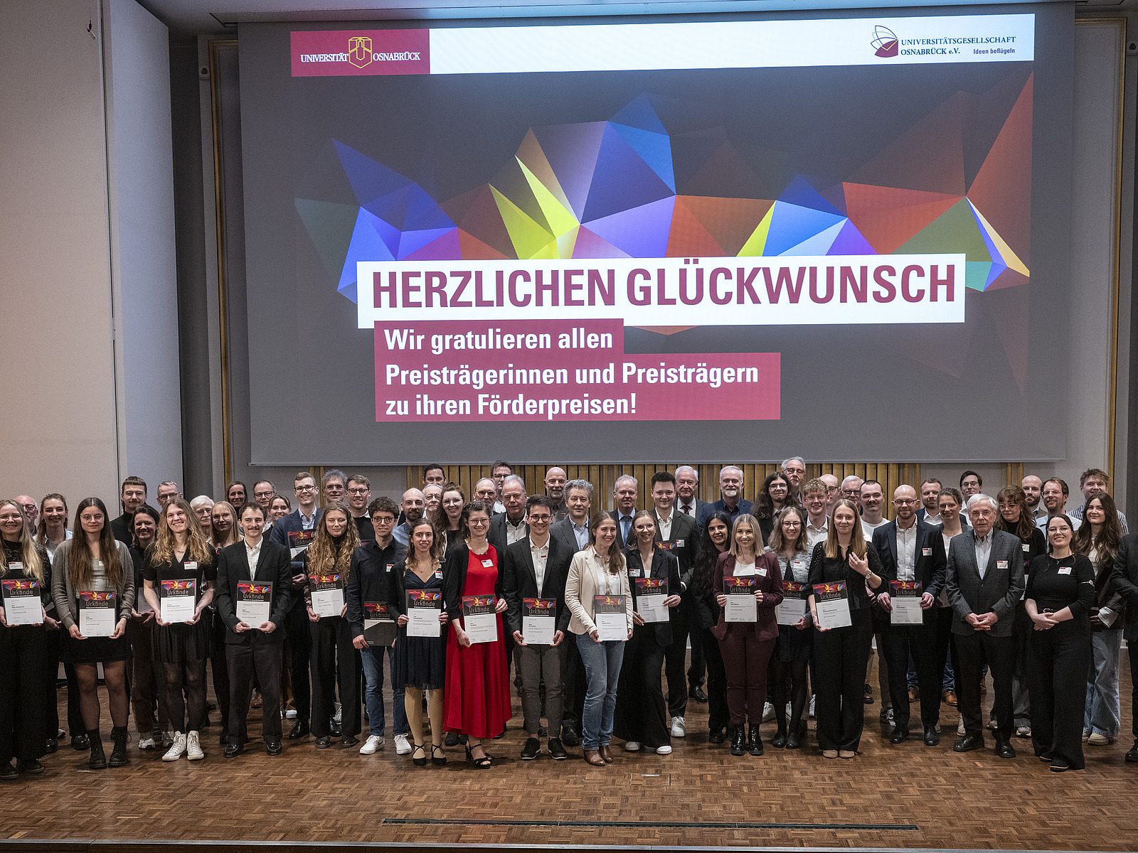 Eine Gruppe von Menschen auf einer B&uuml;hne.