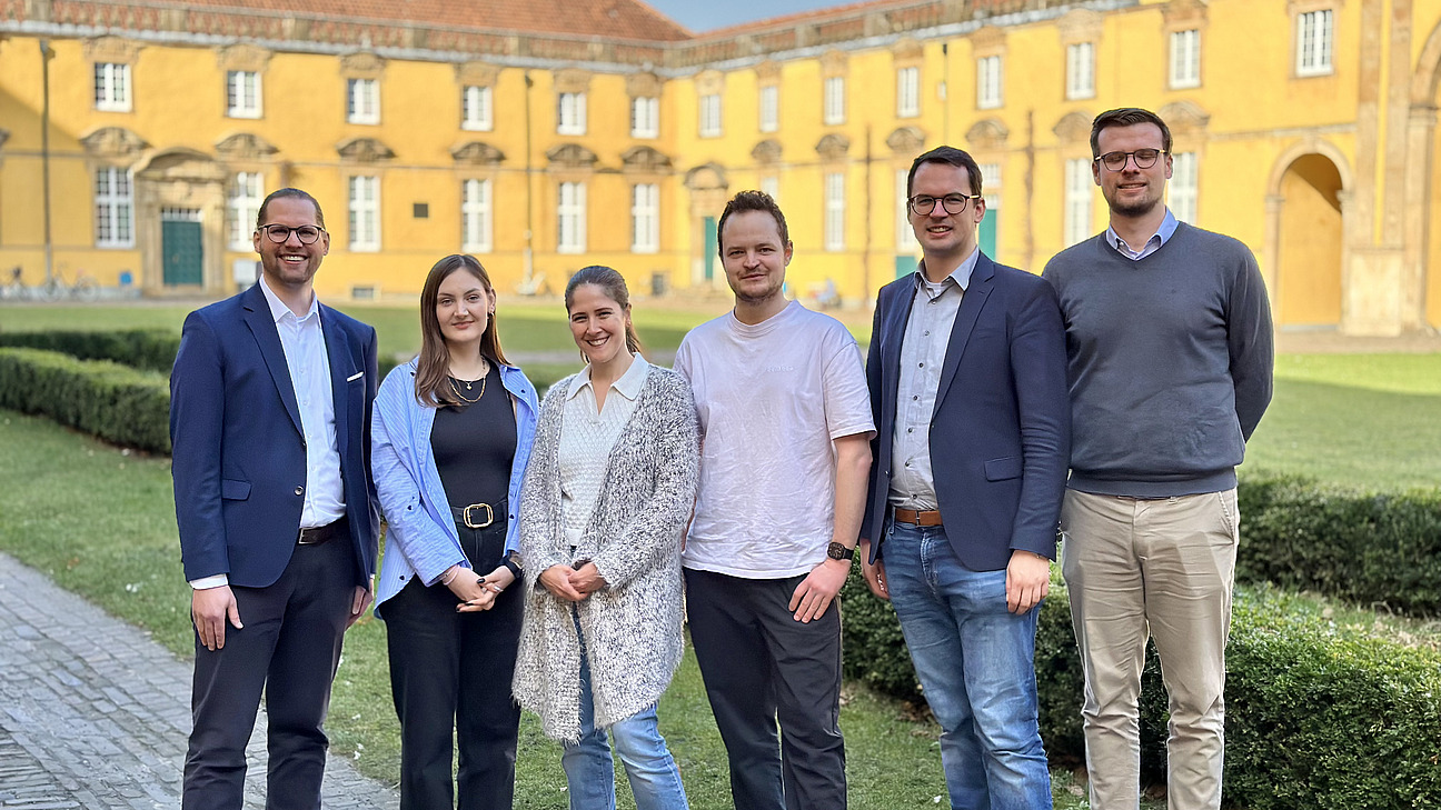 Gruppenfoto des gesamten Teams der Kirchen- und Christentumsgeschichte vor dem Schloss der Universit&auml;t Osnabr&uuml;ck