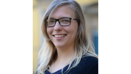 Marleen Mühlenberg vor einem gelben Gebäude