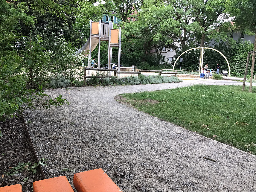 Spielplatz mit Rutsche und Rundbogen