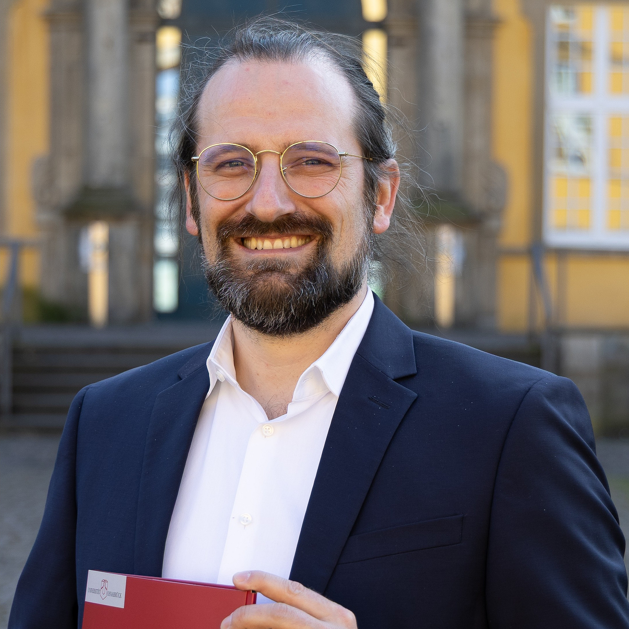Benjamin Zander lächelt in die Kamera bei seiner Ernennung.