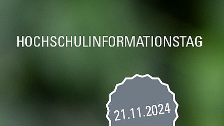 Ein grafisches Bild mit unscharfem, gr&uuml;nem Hintergrund. Oben steht in gro&szlig;en Buchstaben &bdquo;Hochschulinformationstag&ldquo;.  Unten ist ein graues, rundes Abzeichen mit gezacktem Rand zu sehen. Darin steht das Datum &bdquo;21.11.2024&ldquo;.