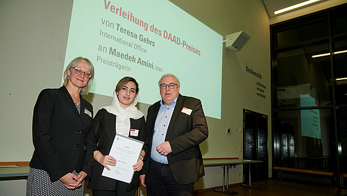 Zwei Frauen und ein Mann vor der Kamera.