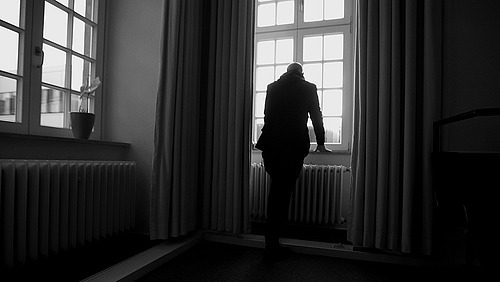 Ein Mann schaut aus dem Fenster.