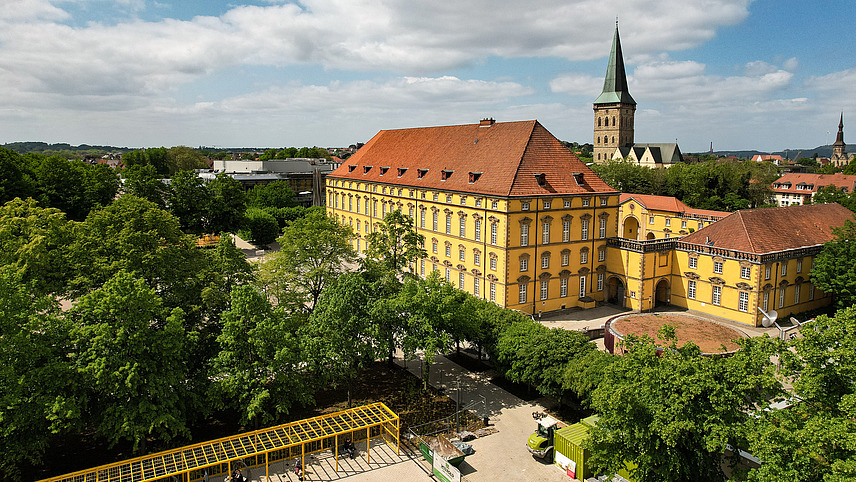 Luftaufnahme aus Südwest mit Blick auf das Schloss. Im Hintergrund die Kirchtürme von Sant Katharinen und Sant Marien
