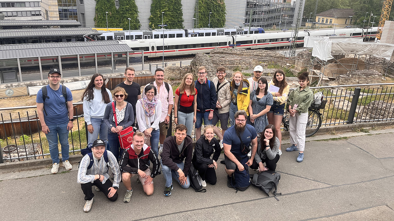 Die Exkursionsgruppe vor dem römischen Bühnentheater.