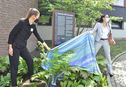 rof. Dr. Susanne-Menzel-Riedl und Prof. Dr. Sabine Zachgo enthüllen eine Stele im Botanischen Garten