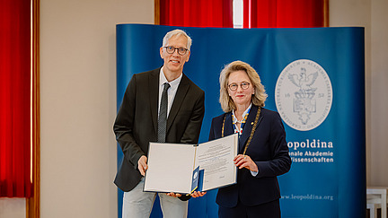 Prof. Dr. Christian Ungermann (links) neben Prof. Dr. Bettina Rockenbach (rechts) und der &Uuml;bergabe der Mitgliedsurkunde.