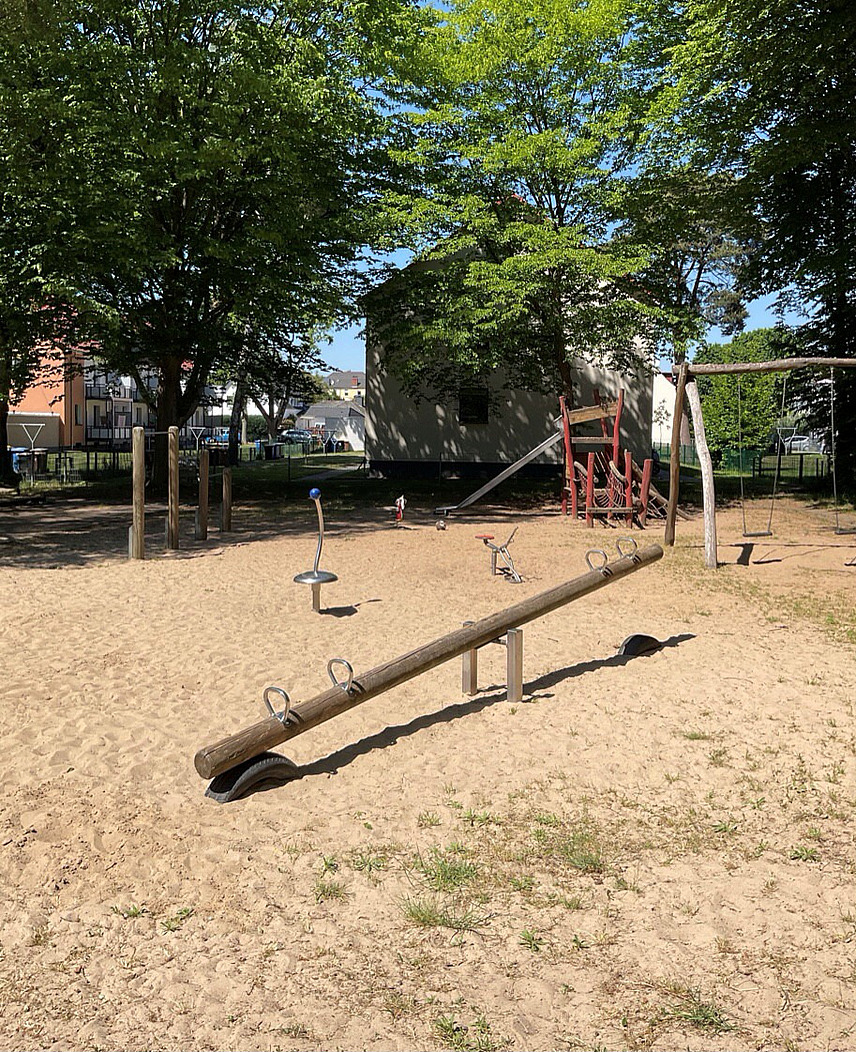 Spielplatz mit diversen Spielger&auml;ten, Wippe, Reck, Rutsche und Schaukeln