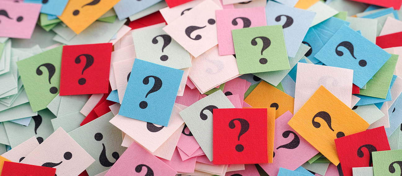 Bunte Quadrate mit Fragezeichen