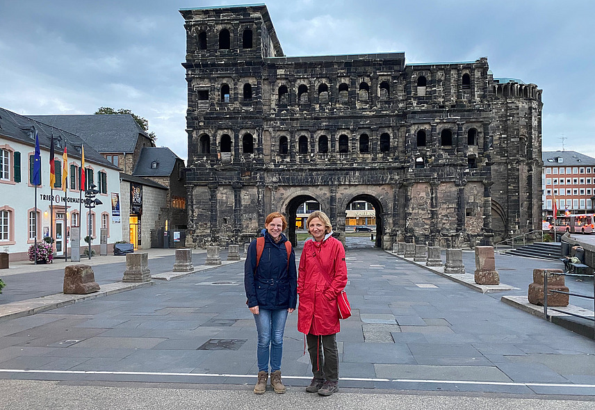 Frau Kunst und Frau Diersen vor der Porta Nigra.