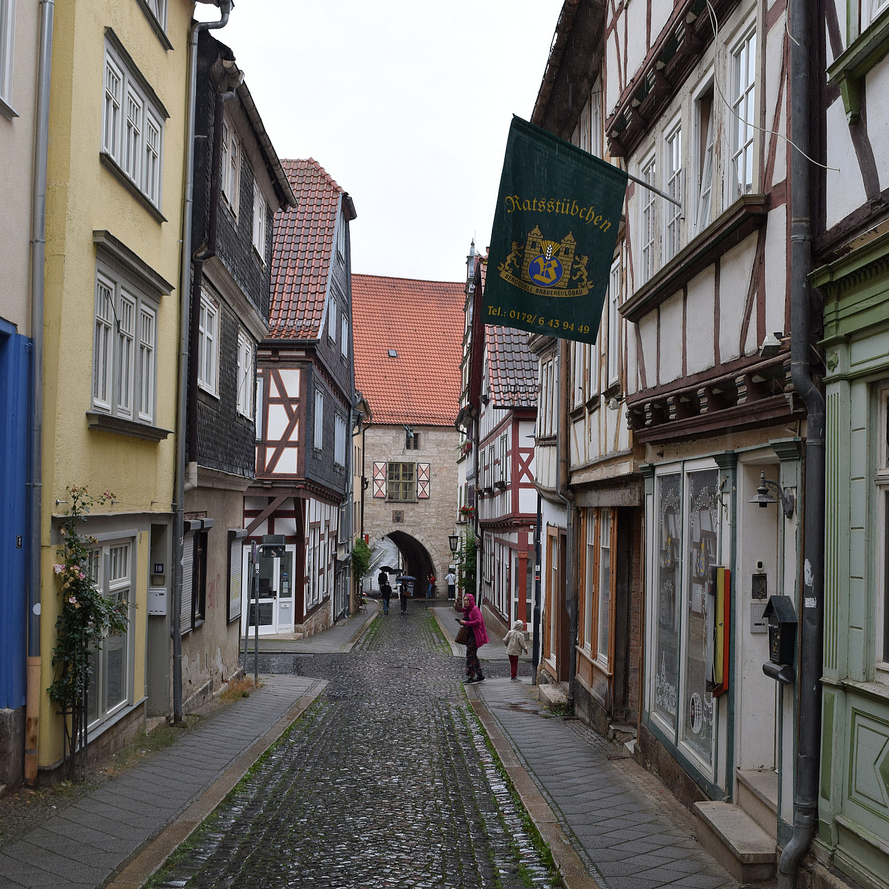 Das Bild zeigt einen Straßenzug mit Fachwerkhäusern.