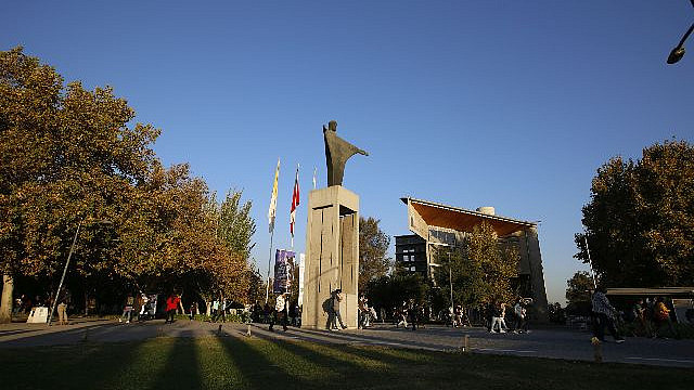 Foto von Campus San Joaqu&iacute;n bei Sonne und blauem Himmel.