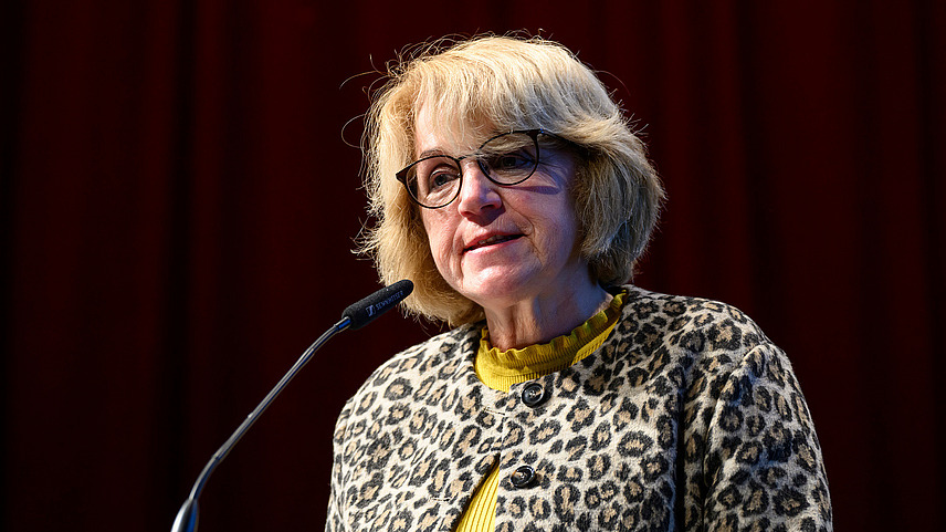 Close-up of a female person at a lectern