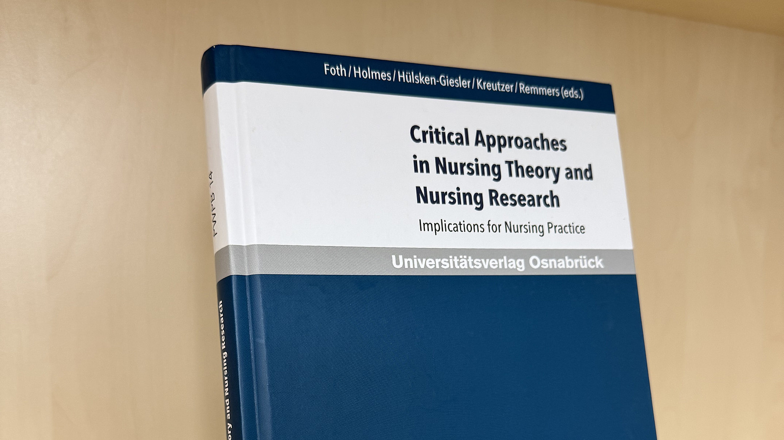 Ein Fachbuch von Thomas Foth, Dave Holmes, Manfred H&uuml;lsken-Giesler, Susanne Kreutzer und Hartmut Remmers mit dem Titel "Thomas Foth / Dave Holmes / Manfred H&uuml;lsken-Giesler / Susanne Kreutzer / Hartmut Remmers (eds.) Critical Approaches in Nursing Theory and Nursing Research. Implications for Nursing Practice" steht in einem Regal.