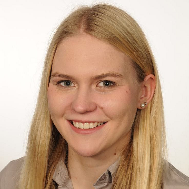 Junge Frau lächelt.