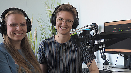 Zwei Moderatorinnen des Kaleidopodcast Teams machen eine Aufnahme