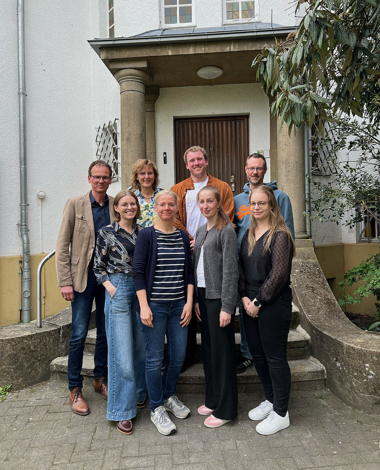 Team der Religionsp&auml;dagogik vor der Villa des Instituts f&uuml;r katholische Theologie