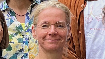 Team der Religionsp&auml;dagogik vor der Villa des Instituts f&uuml;r katholische Theologie