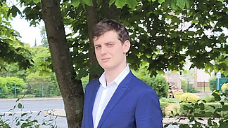 Profilbild von Eduard Usov vor Blattwerk