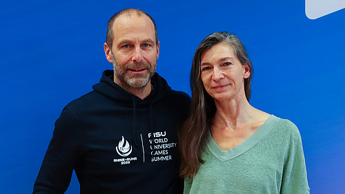 Ein Mann und eine Frau im Portrait schauen in die Kamera