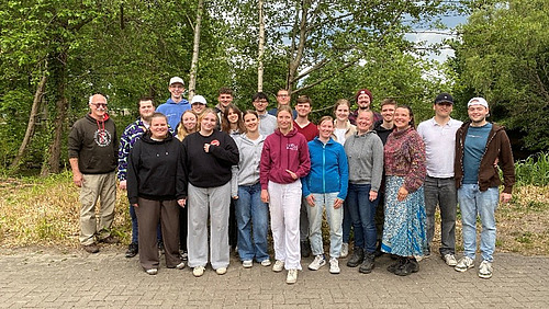 Teilnehmer des Geländepraktikums posieren für ein Gruppenfoto