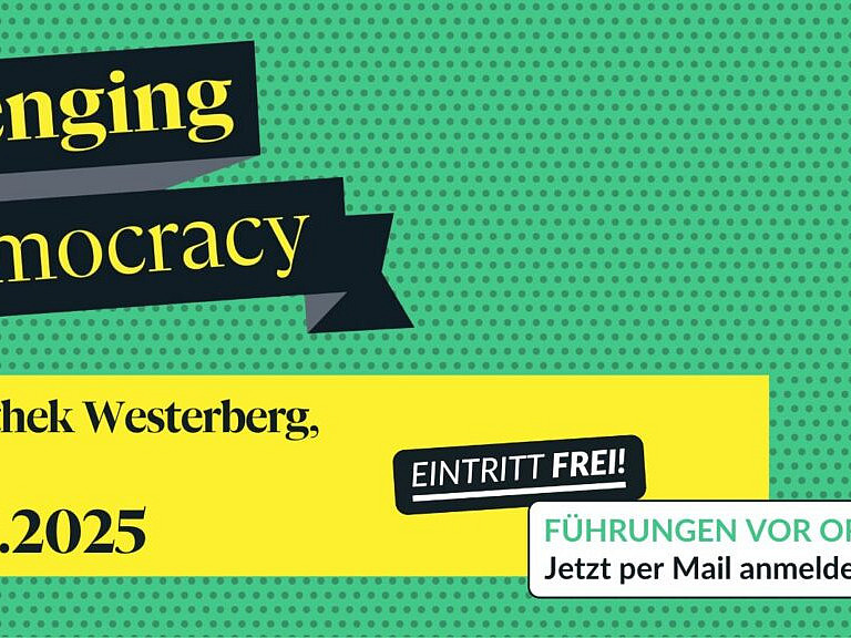 Die Grafik zeigt ein Plakat mit dem Titel "#Challenging Democracy" vor einem grünen, gepunkteten Hintergrund. Unten links sind Informationen zur Veranstaltung in der Universitätsbibliothek Westerberg, Osnabrück, vom 05.05. bis 21.06.2025 aufgeführt. Der Eintritt ist frei. Rechts befindet sich eine gezeichnete Figur in Anzug und Krawatte. In einem Kasten steht "Führungen vor Ort – Jetzt per Mail anmelden!"