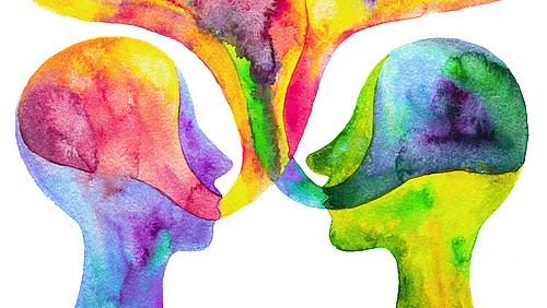 Illustration mit zwei K&ouml;pfen im Profil, sie sind gef&uuml;llt mit bunten Farben. Diese flie&szlig;en aus ihren M&uuml;ndern und bilden &uuml;ber ihren K&ouml;pfen eine Sprechblase
