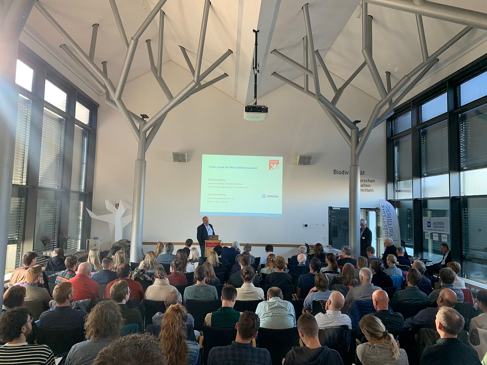Herr Christian Siemon hält vor einer Gruppe von Menschen seinen Vortrag auf dem Forum für Boden-Gewässer-Altlasten