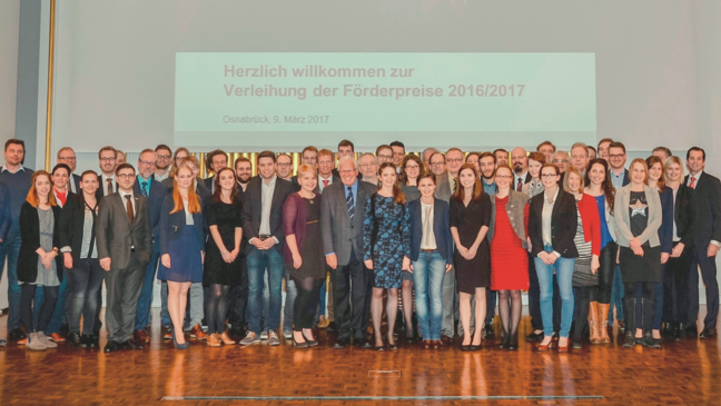 Gruppenfoto der F&ouml;rderpreisverleihung mit den Stifter:innen und Preistr&auml;ger:innen