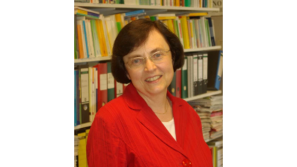 Prof. Dr. Ingrid Kunze vor einem Bücherregal