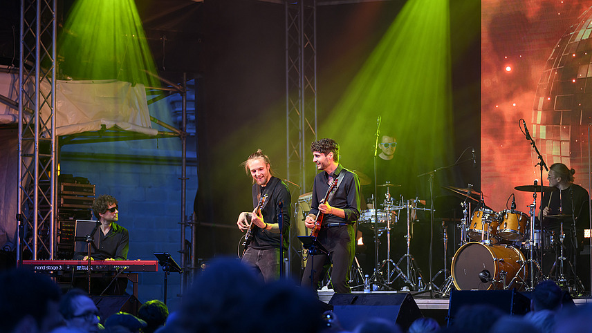 Zehn Musikerinnen und Musiker bei ein einem live Konzert in Osnabrück