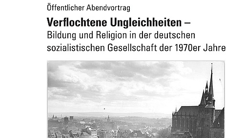 Ein Plakat mit Text und einem Bild. Oben steht &bdquo;&Ouml;ffentlicher Abendvortrag&ldquo;. Darunter folgt der Titel &bdquo;Verflochtene Ungleichheiten &ndash; Bildung und Religion in der deutschen sozialistischen Gesellschaft der 1970er Jahre&ldquo;.  Im unteren Bereich ist ein schwarz-wei&szlig;es Foto einer Stadtansicht mit Geb&auml;uden und einem Kirchturm zu sehen.