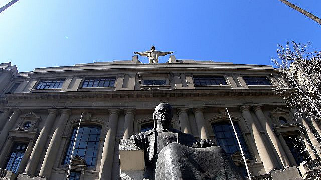 Foto von Campus San Joaqu&iacute;n bei Sonne und blauem Himmel.