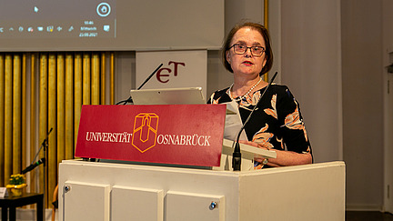 Margit Eckholt am Rednerpult bei der Tagung der "European Society For Catholic Theology" an der Universit&auml;t Osnabr&uuml;ck