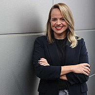 Es wird das Portrait von Amiena Bartels gezeigt.