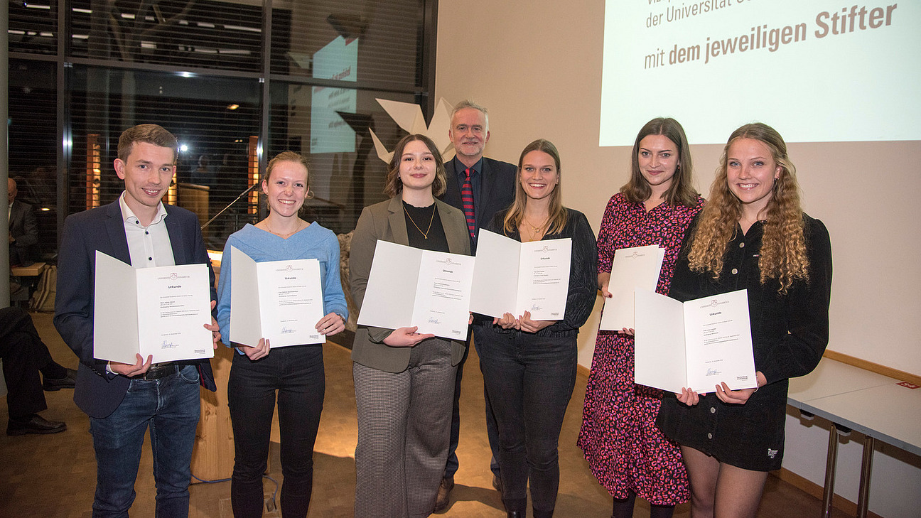Foto zeigt eine Gruppe von Menschen, davon sechs Deutschlandstipendiat:innen und Wolfgang Griesert